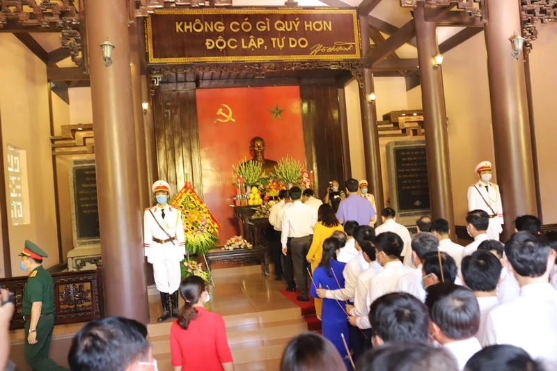 Đoàn đại biểu HĐND tỉnh Thanh Hoá khóa XVIII dâng hương tưởng nhớ Chủ tịch Hồ Chí Minh, Mẹ Việt Nam Anh hùng và các Anh hùng liệt sĩ