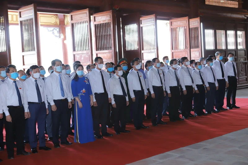 Đoàn đại biểu HĐND tỉnh Thanh Hoá khóa XVIII dâng hương tưởng nhớ Chủ tịch Hồ Chí Minh, Mẹ Việt Nam Anh hùng và các Anh hùng liệt sĩ