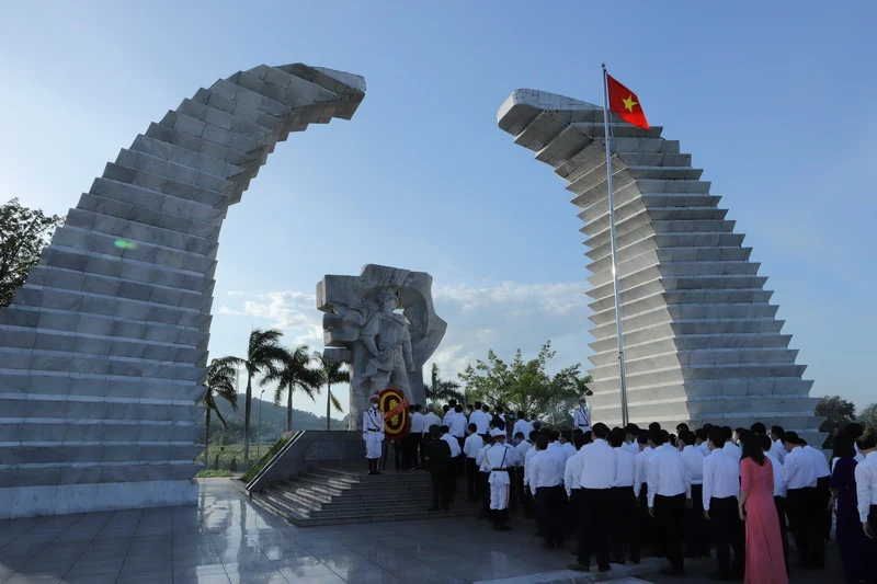 Đoàn đại biểu HĐND tỉnh Thanh Hoá khóa XVIII dâng hương tưởng nhớ Chủ tịch Hồ Chí Minh, Mẹ Việt Nam Anh hùng và các Anh hùng liệt sĩ