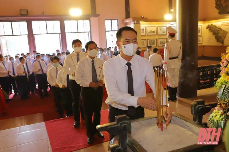 Đoàn đại biểu HĐND tỉnh Thanh Hoá khóa XVIII dâng hương tưởng nhớ Chủ tịch Hồ Chí Minh, Mẹ Việt Nam Anh hùng và các Anh hùng liệt sĩ
