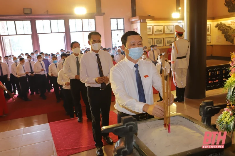 Đoàn đại biểu HĐND tỉnh Thanh Hoá khóa XVIII dâng hương tưởng nhớ Chủ tịch Hồ Chí Minh, Mẹ Việt Nam Anh hùng và các Anh hùng liệt sĩ
