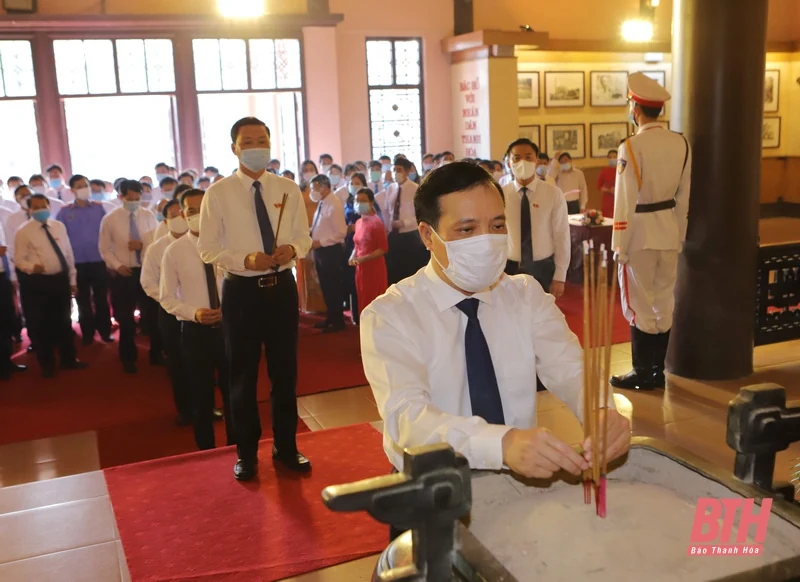Đoàn đại biểu HĐND tỉnh Thanh Hoá khóa XVIII dâng hương tưởng nhớ Chủ tịch Hồ Chí Minh, Mẹ Việt Nam Anh hùng và các Anh hùng liệt sĩ