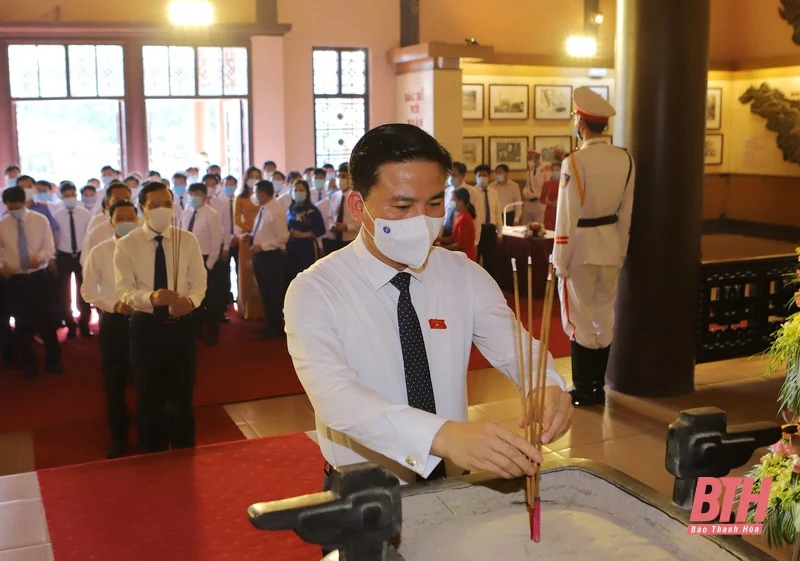 Đoàn đại biểu HĐND tỉnh Thanh Hoá khóa XVIII dâng hương tưởng nhớ Chủ tịch Hồ Chí Minh, Mẹ Việt Nam Anh hùng và các Anh hùng liệt sĩ
