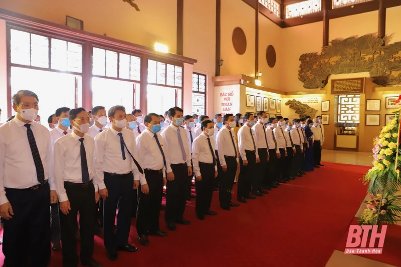 Đoàn đại biểu HĐND tỉnh Thanh Hoá khóa XVIII dâng hương tưởng nhớ Chủ tịch Hồ Chí Minh, Mẹ Việt Nam Anh hùng và các Anh hùng liệt sĩ