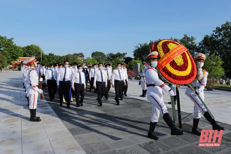 Đoàn đại biểu HĐND tỉnh Thanh Hoá khóa XVIII dâng hương tưởng nhớ Chủ tịch Hồ Chí Minh, Mẹ Việt Nam Anh hùng và các Anh hùng liệt sĩ