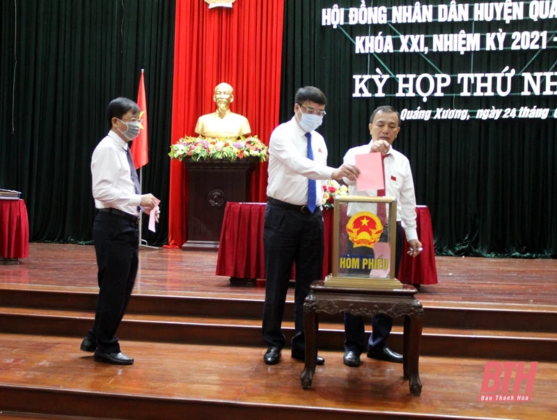 Kỳ họp thứ nhất HĐND huyện Quảng Xương khóa XXI: Bầu các chức danh thuộc HĐND, UBND huyện