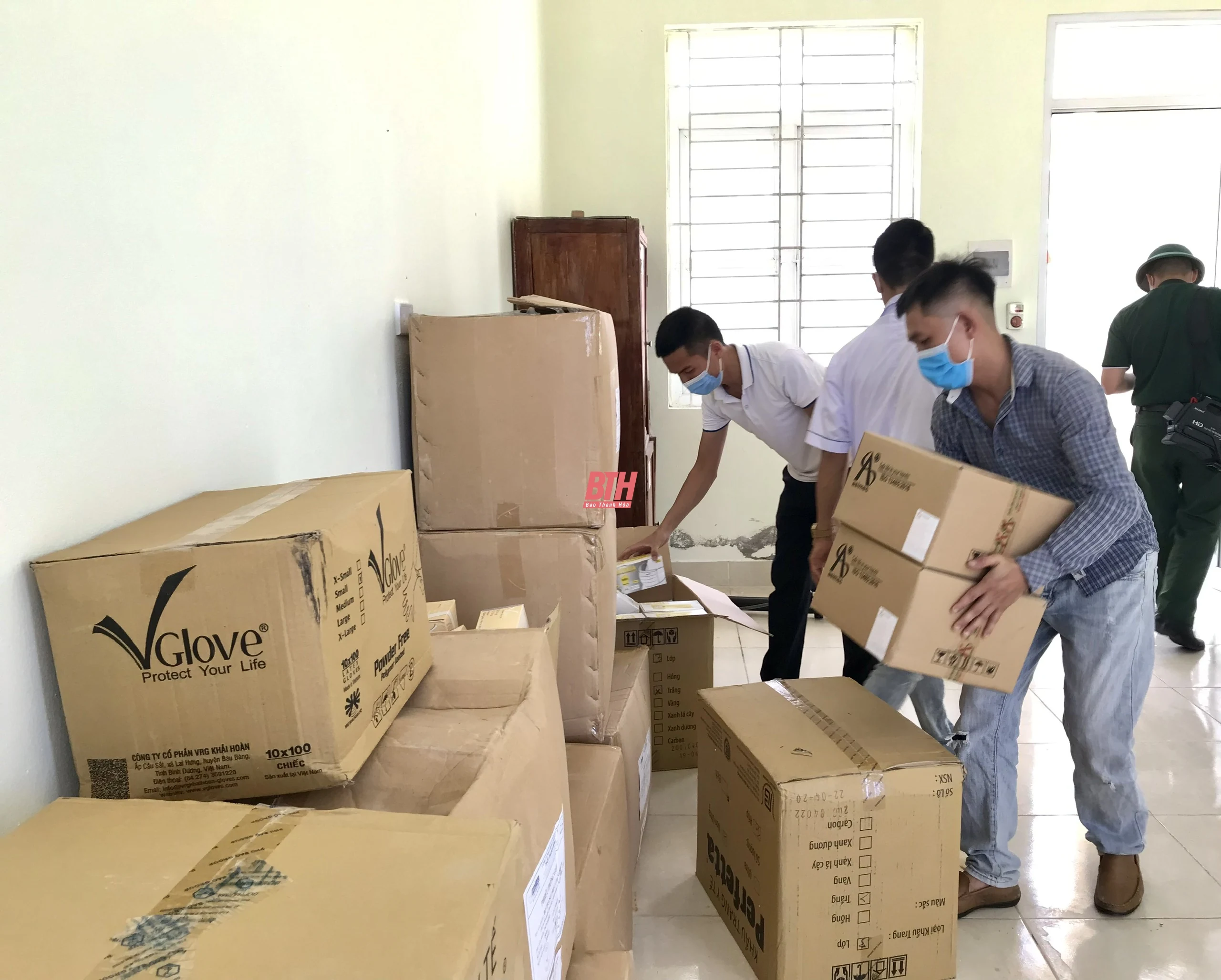 Cấp trang thiết bị phòng chống dịch COVID-19 cho khu cách ly Trung đoàn 270 (Sư đoàn 341)