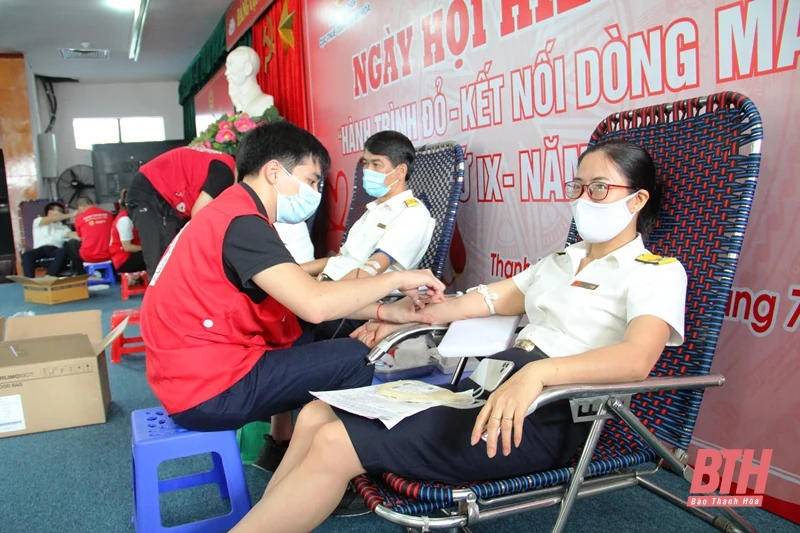 Cán bộ, công chức Cục thuế tỉnh hưởng ứng chương trình hiến máu tình nguyện năm 2021