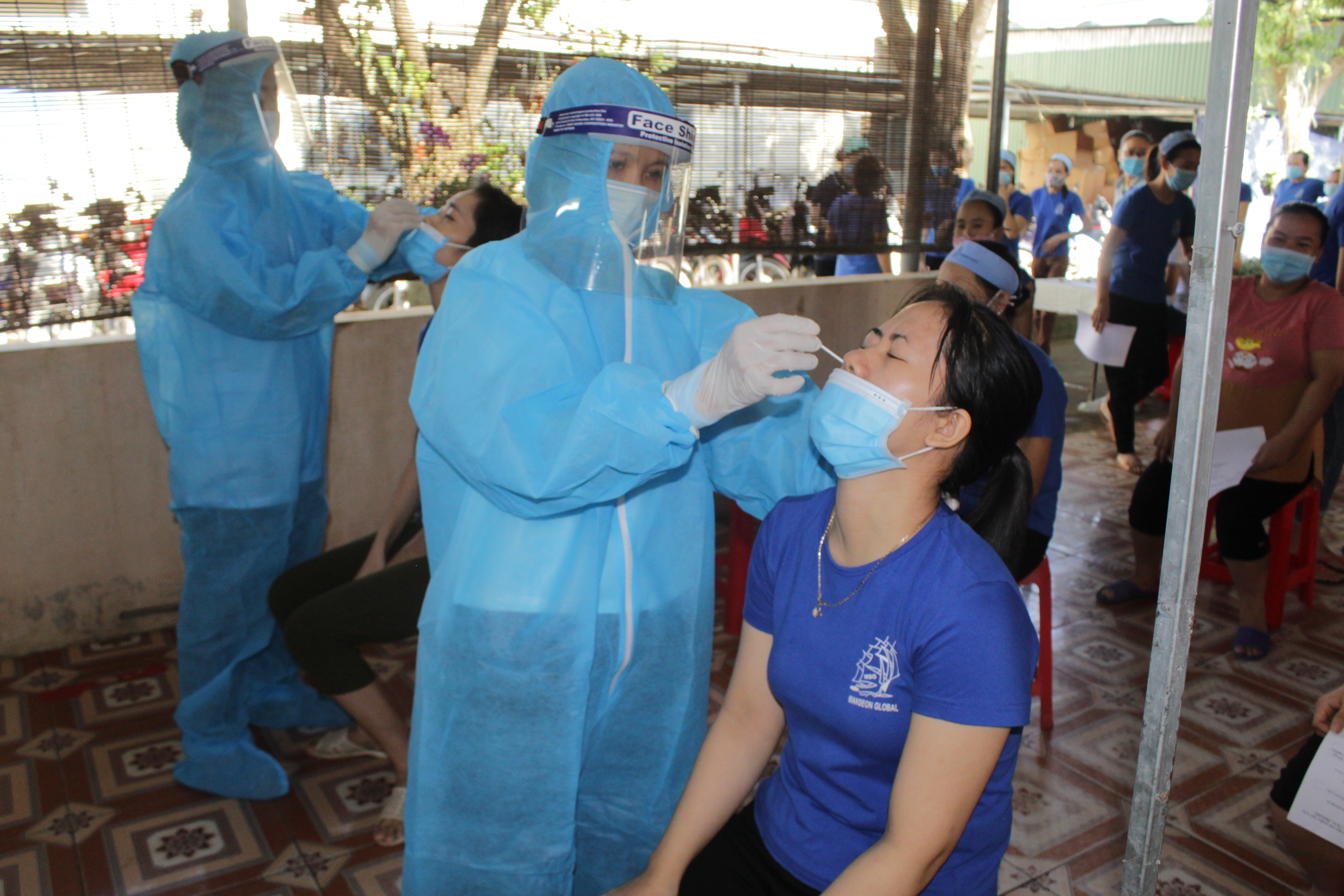 Công ty ManSoen Global Vĩnh Lộc test nhanh tầm soát SARS-CoV-2 cho 250 công nhân
