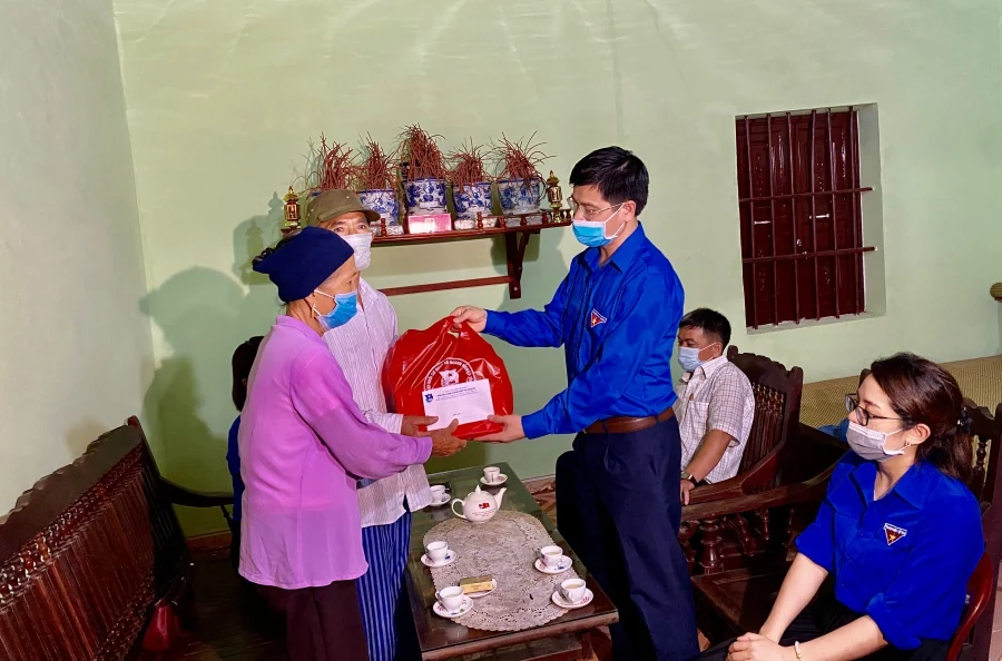Đoàn Khối Cơ quan và Doanh nghiệp tỉnh tri ân thương binh, anh hùng liệt sỹ