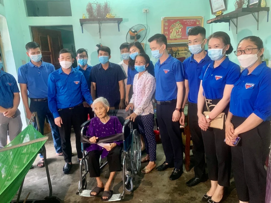 Đoàn Khối Cơ quan và Doanh nghiệp tỉnh tri ân thương binh, anh hùng liệt sỹ