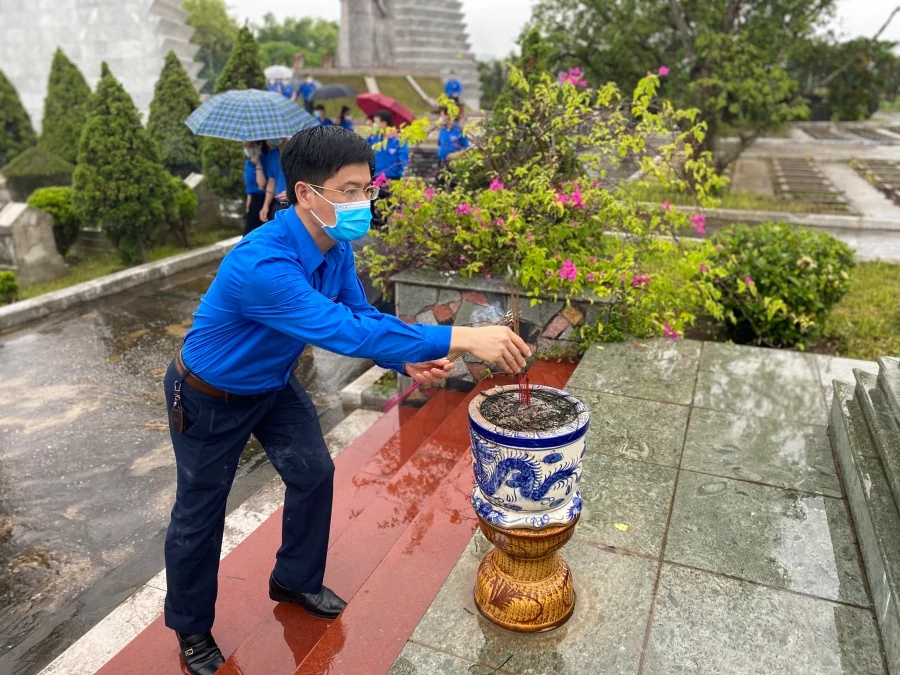 Đoàn Khối Cơ quan và Doanh nghiệp tỉnh tri ân thương binh, anh hùng liệt sỹ