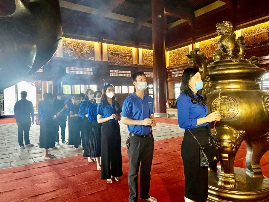 Đoàn Khối Cơ quan và Doanh nghiệp tỉnh tri ân thương binh, anh hùng liệt sỹ