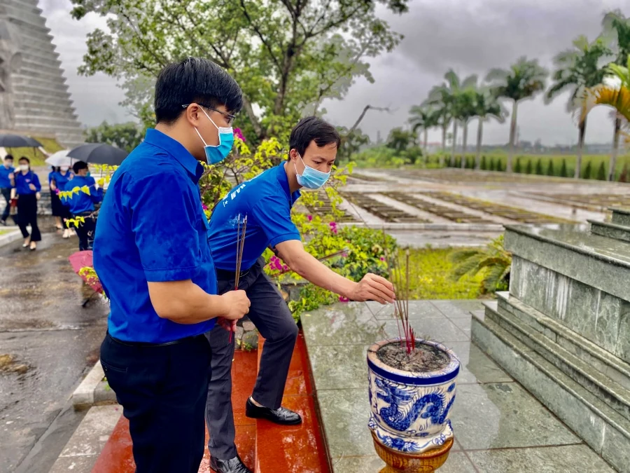 Đoàn Khối Cơ quan và Doanh nghiệp tỉnh tri ân thương binh, anh hùng liệt sỹ