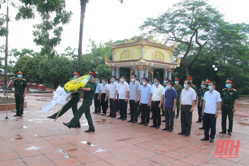 Phó Bí thư Tỉnh ủy Trịnh Tuấn Sinh viếng nghĩa trang liệt sĩ, thăm và tặng quà cho các gia đình chính sách huyện Nga Sơn