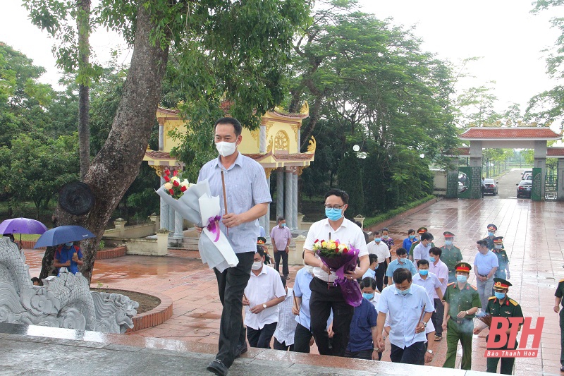 Phó Bí thư Tỉnh ủy Trịnh Tuấn Sinh viếng nghĩa trang liệt sĩ, thăm và tặng quà cho các gia đình chính sách huyện Nga Sơn