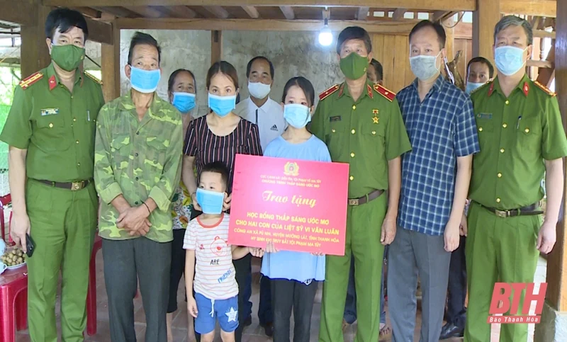Trao học bổng “Thắp sáng ước mơ” cho con liệt sĩ Vi Văn Luân