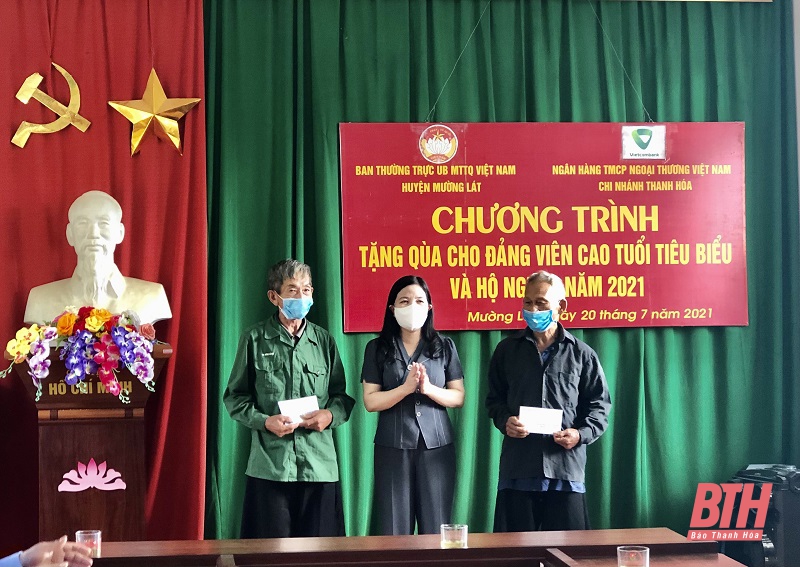 Ủy ban MTTQ tỉnh tặng quà cho 300 đảng viên cao tuổi tiêu biểu và 1.000 hộ nghèo 7 huyện miền núi