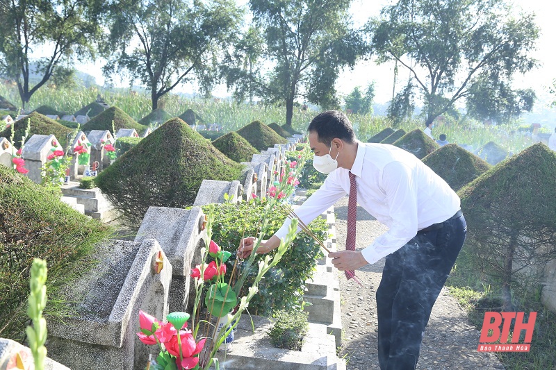 Đoàn đại biểu tỉnh Thanh Hóa dâng hương tưởng niệm Chủ tịch Hồ Chí Minh, Mẹ Việt Nam anh hùng và các Anh hùng liệt sĩ