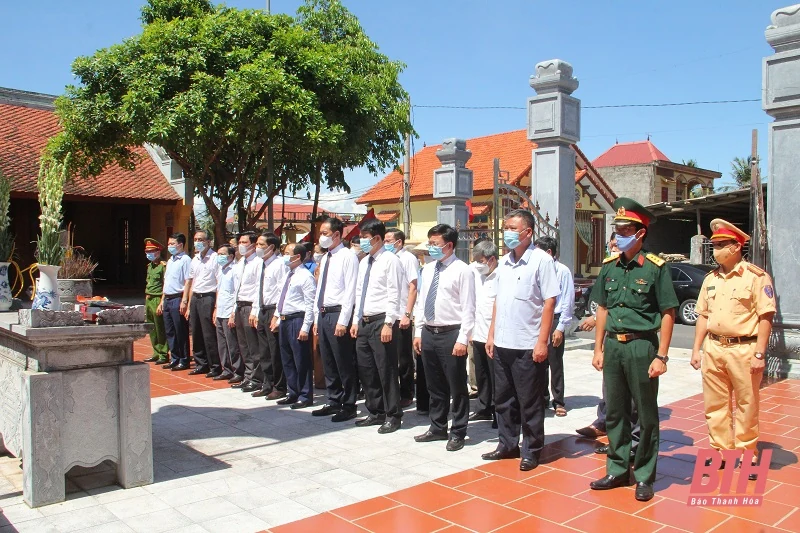 Phó Bí thư Tỉnh ủy Trịnh Tuấn Sinh dâng hương tại Khu di tích lịch sử cách mạng Nhà thờ họ Vương