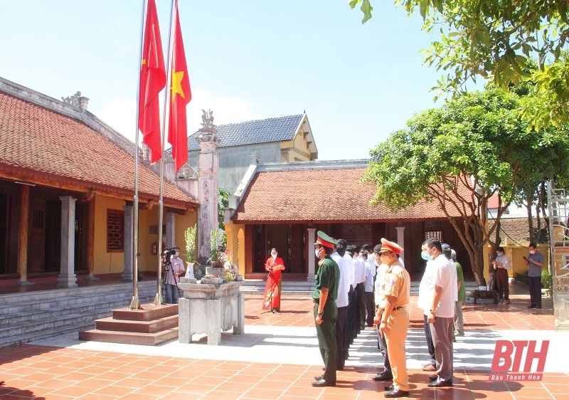 Phó Bí thư Tỉnh ủy Trịnh Tuấn Sinh dâng hương tại Khu di tích lịch sử cách mạng Nhà thờ họ Vương