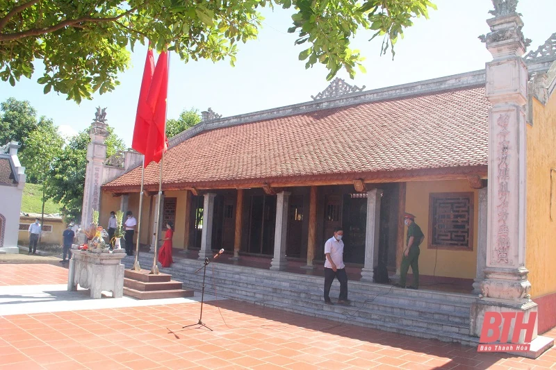 Phó Bí thư Tỉnh ủy Trịnh Tuấn Sinh dâng hương tại Khu di tích lịch sử cách mạng Nhà thờ họ Vương