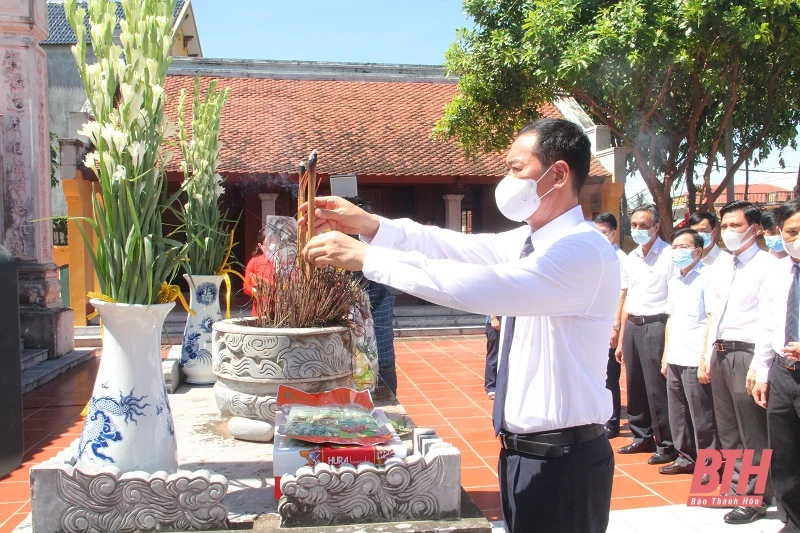 Phó Bí thư Tỉnh ủy Trịnh Tuấn Sinh dâng hương tại Khu di tích lịch sử cách mạng Nhà thờ họ Vương