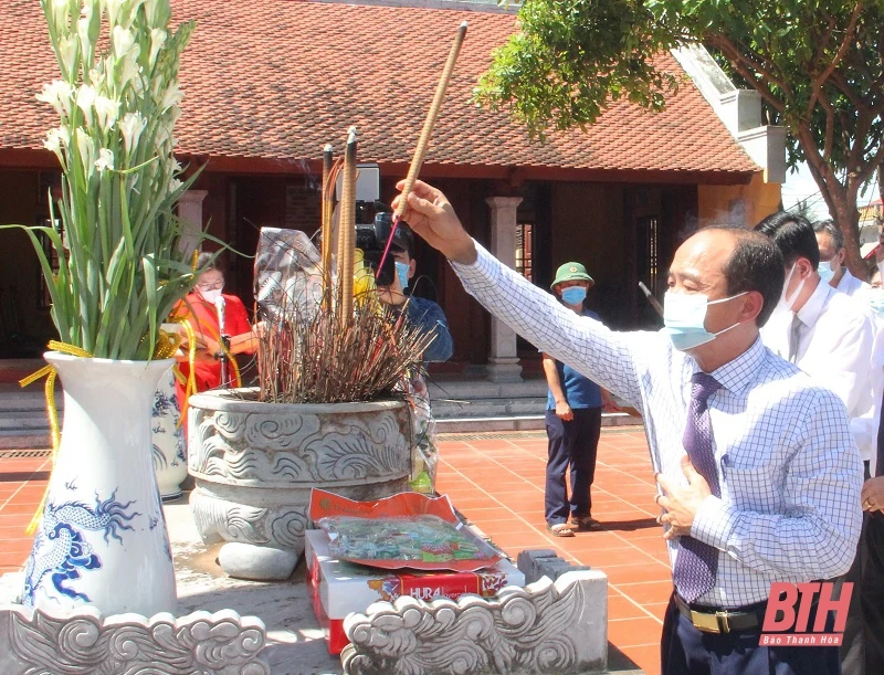 Phó Bí thư Tỉnh ủy Trịnh Tuấn Sinh dâng hương tại Khu di tích lịch sử cách mạng Nhà thờ họ Vương