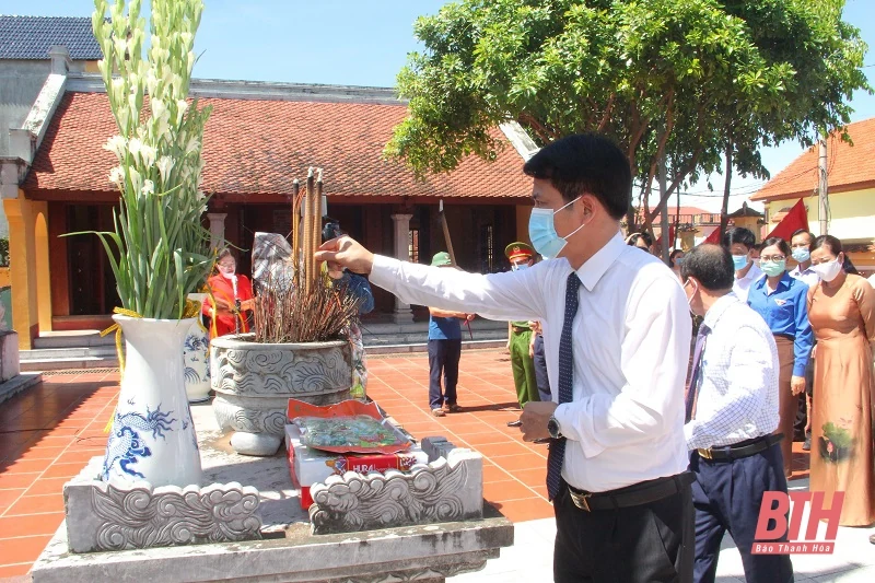 Phó Bí thư Tỉnh ủy Trịnh Tuấn Sinh dâng hương tại Khu di tích lịch sử cách mạng Nhà thờ họ Vương