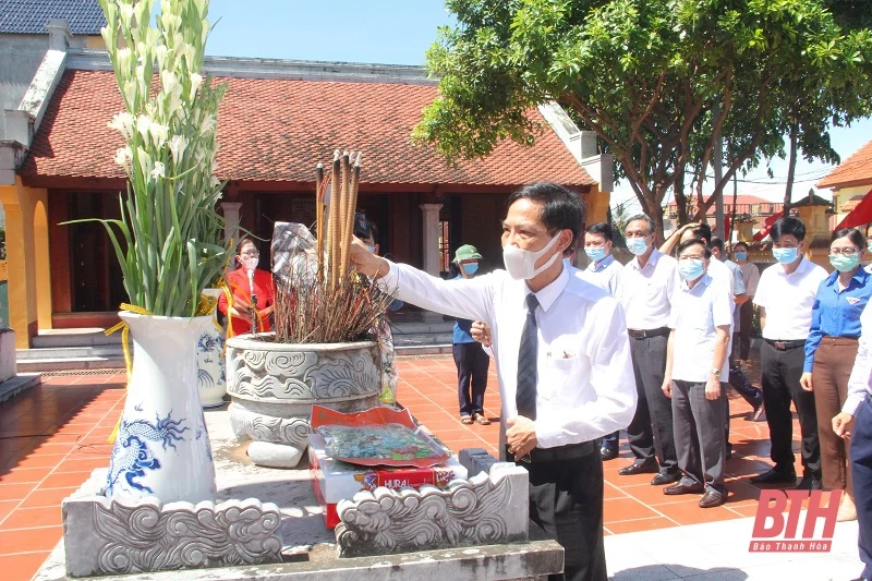 Phó Bí thư Tỉnh ủy Trịnh Tuấn Sinh dâng hương tại Khu di tích lịch sử cách mạng Nhà thờ họ Vương