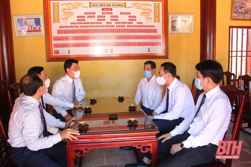 Phó Bí thư Tỉnh ủy Trịnh Tuấn Sinh dâng hương tại Khu di tích lịch sử cách mạng Nhà thờ họ Vương