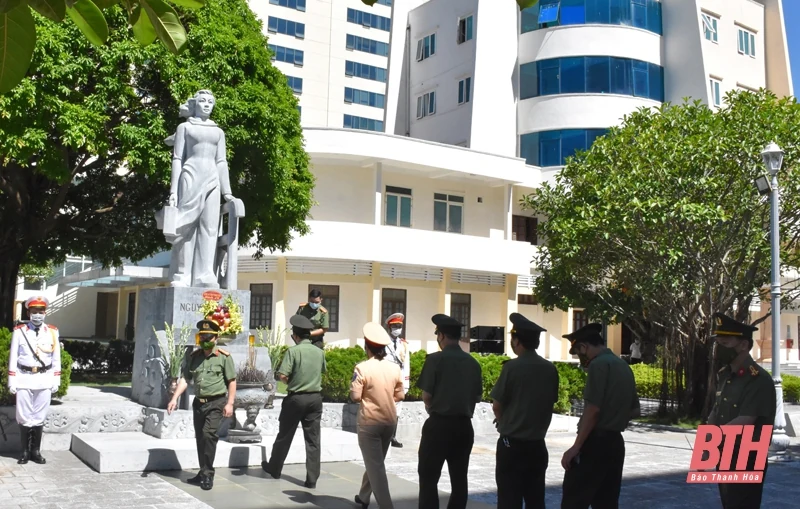Công an tỉnh dâng hương tưởng niệm Chủ tịch Hồ Chí Minh và Anh hùng liệt sỹ CAND Nguyễn Thị Lợi