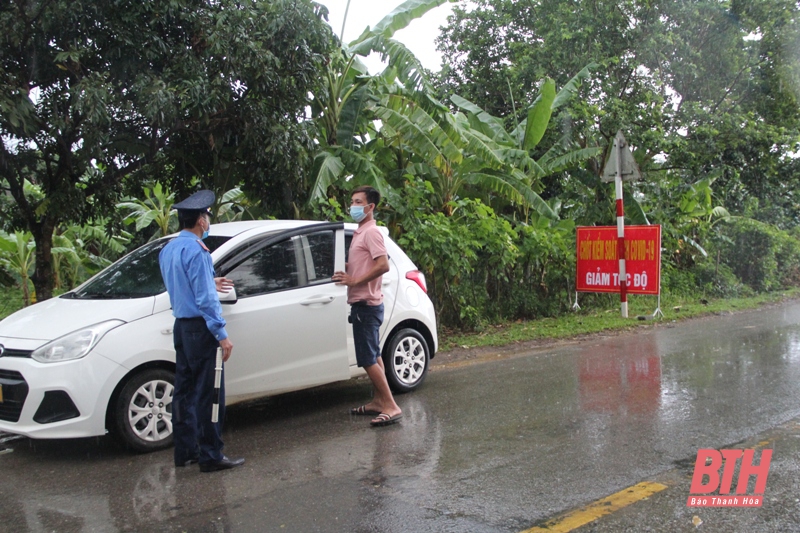 Đội mưa làm nhiệm vụ tại chốt kiểm soát phòng, chống dịch COVID-19 Bãi Trành