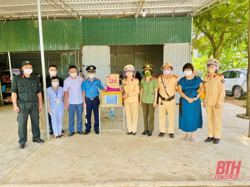 Trao tặng thiết bị y tế hỗ trợ các chốt kiểm soát dịch COVID - 19 trên địa bàn tỉnh Thanh Hóa