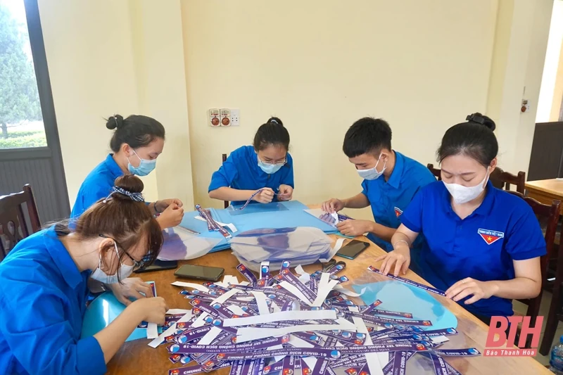 Tuổi trẻ huyện Quảng Xương làm hơn 7.000 tấm chắn giọt bắn hỗ trợ phòng, chống dịch COVID-19