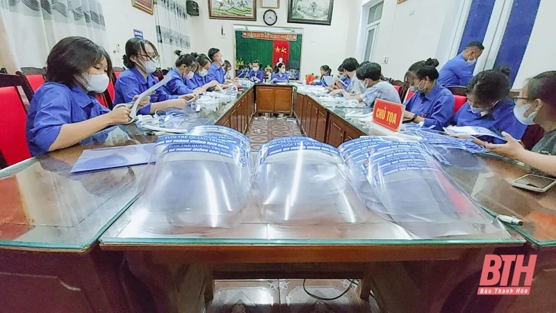 Tuổi trẻ huyện Quảng Xương làm hơn 7.000 tấm chắn giọt bắn hỗ trợ phòng, chống dịch COVID-19