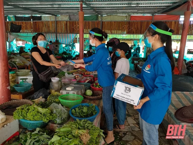 Tuổi trẻ huyện Quảng Xương làm hơn 7.000 tấm chắn giọt bắn hỗ trợ phòng, chống dịch COVID-19