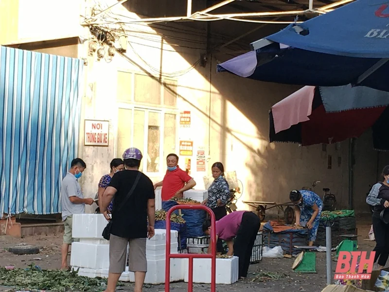 Còn hiện tượng lơ là trong phòng, chống dịch tại chợ đầu mối rau quả, thực phẩm Đông Hương