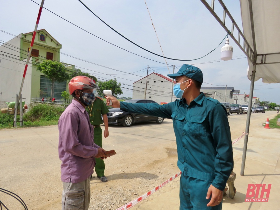 Trưởng Ban Tổ chức Tỉnh uỷ Nguyễn Văn Hùng kiểm tra công tác phòng, chống dịch COVID-19 tại huyện Triệu Sơn