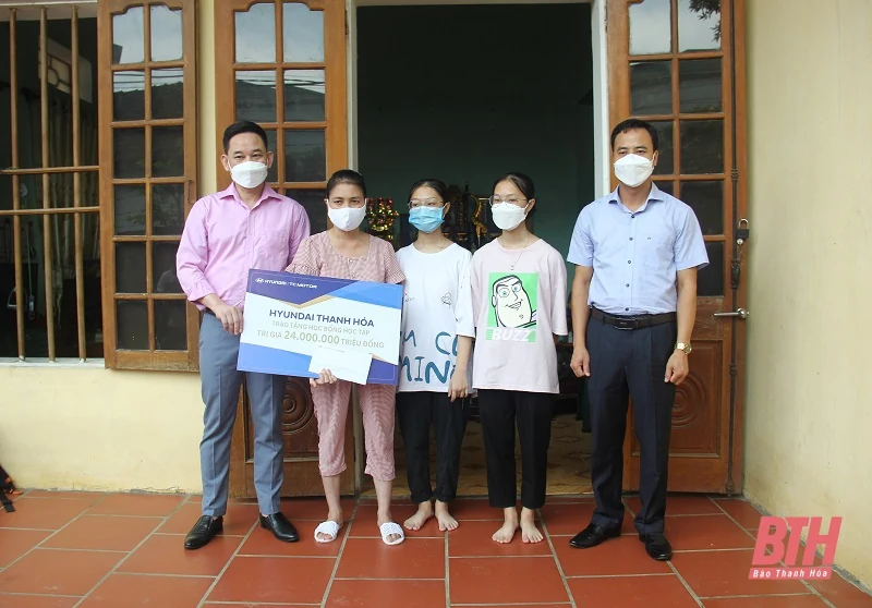 Phường Đông Hải và Hyundai Thanh Hoá t rao học bổng cho học sinh nghèo vượt khó học giỏi
