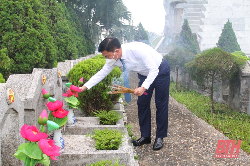 Đoàn đại biểu tỉnh Thanh Hóa dâng hương tưởng nhớ Chủ tịch Hồ Chí Minh, Mẹ Việt Nam anh hùng, các Anh hùng liệt sĩ