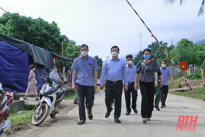 Phó Chủ tịch UBND tỉnh Mai Xuân Liêm kiểm tra công tác phòng, chống dịch bệnh COVID-19 tại huyện Quan Hóa