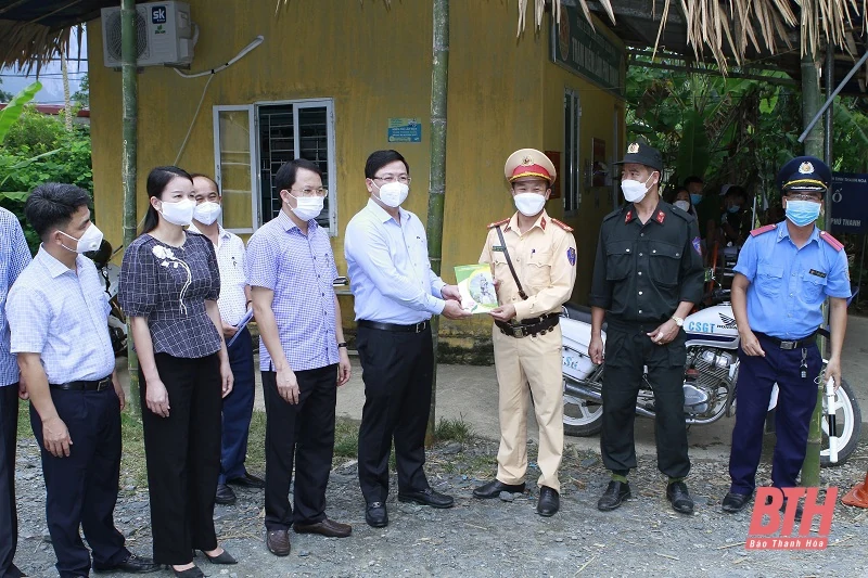 Phó Chủ tịch UBND tỉnh Mai Xuân Liêm kiểm tra công tác phòng, chống dịch bệnh COVID-19 tại huyện Quan Hóa