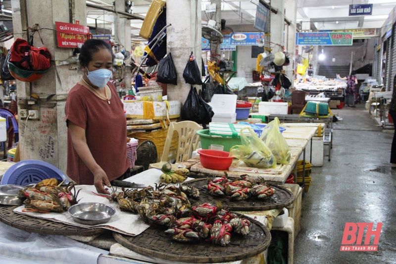 Chợ truyền thống, siêu thị trên địa bàn TP Thanh Hóa: Số lượng người mua giảm mạnh, thực phẩm bảo đảm cung ứng cho người dân