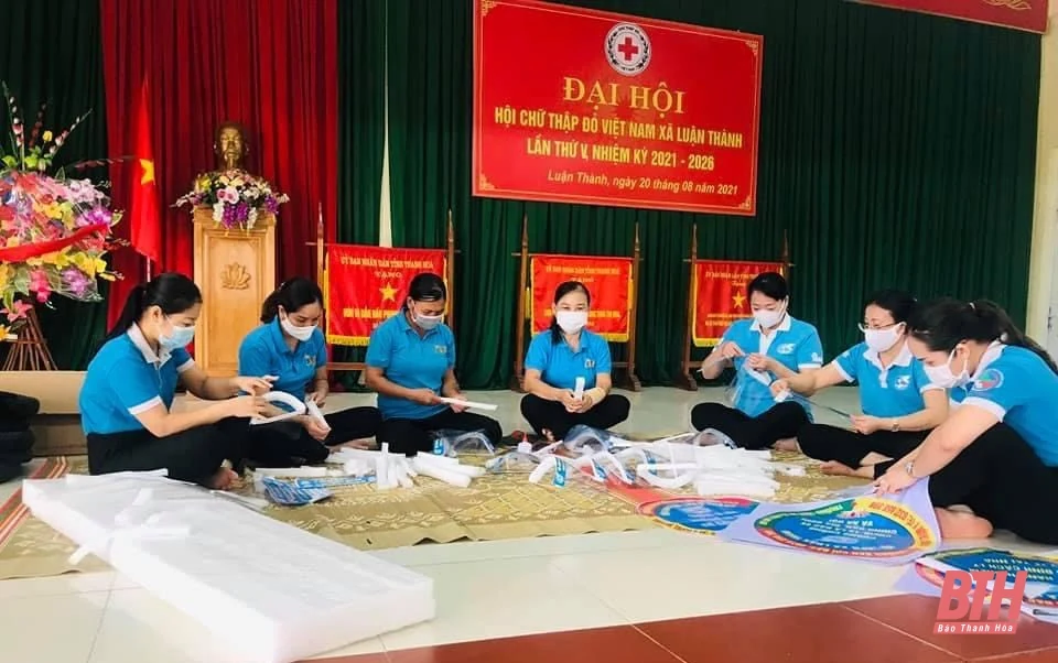 Hội LHPN huyện Thường Xuân: trao học bổng và mũ chắn giọt bắn cho học sinh
