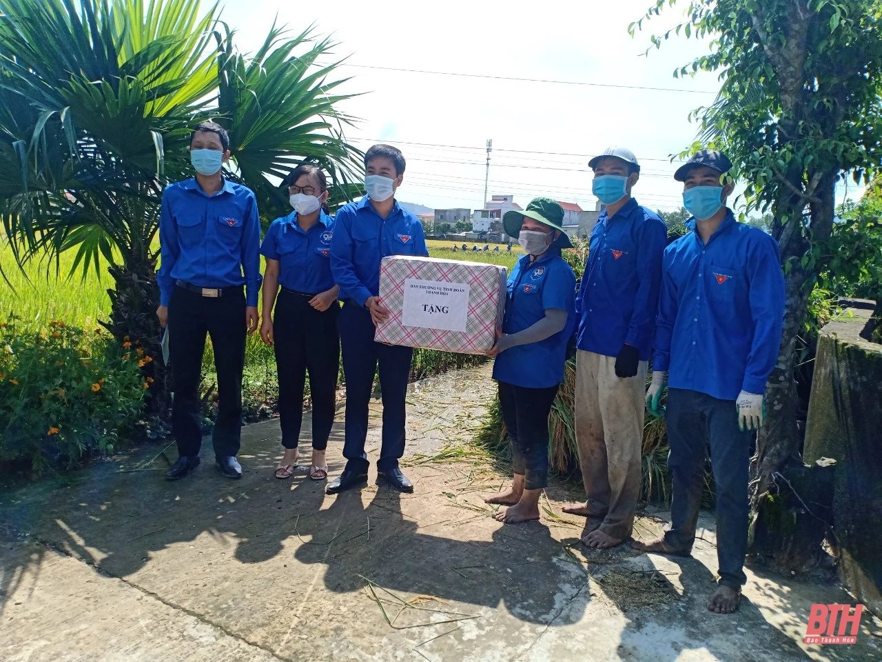 Bí thư Tỉnh đoàn tặng quà đoàn viên, thanh niên huyện Nông Cống tham gia phòng, chống dịch COVID-19