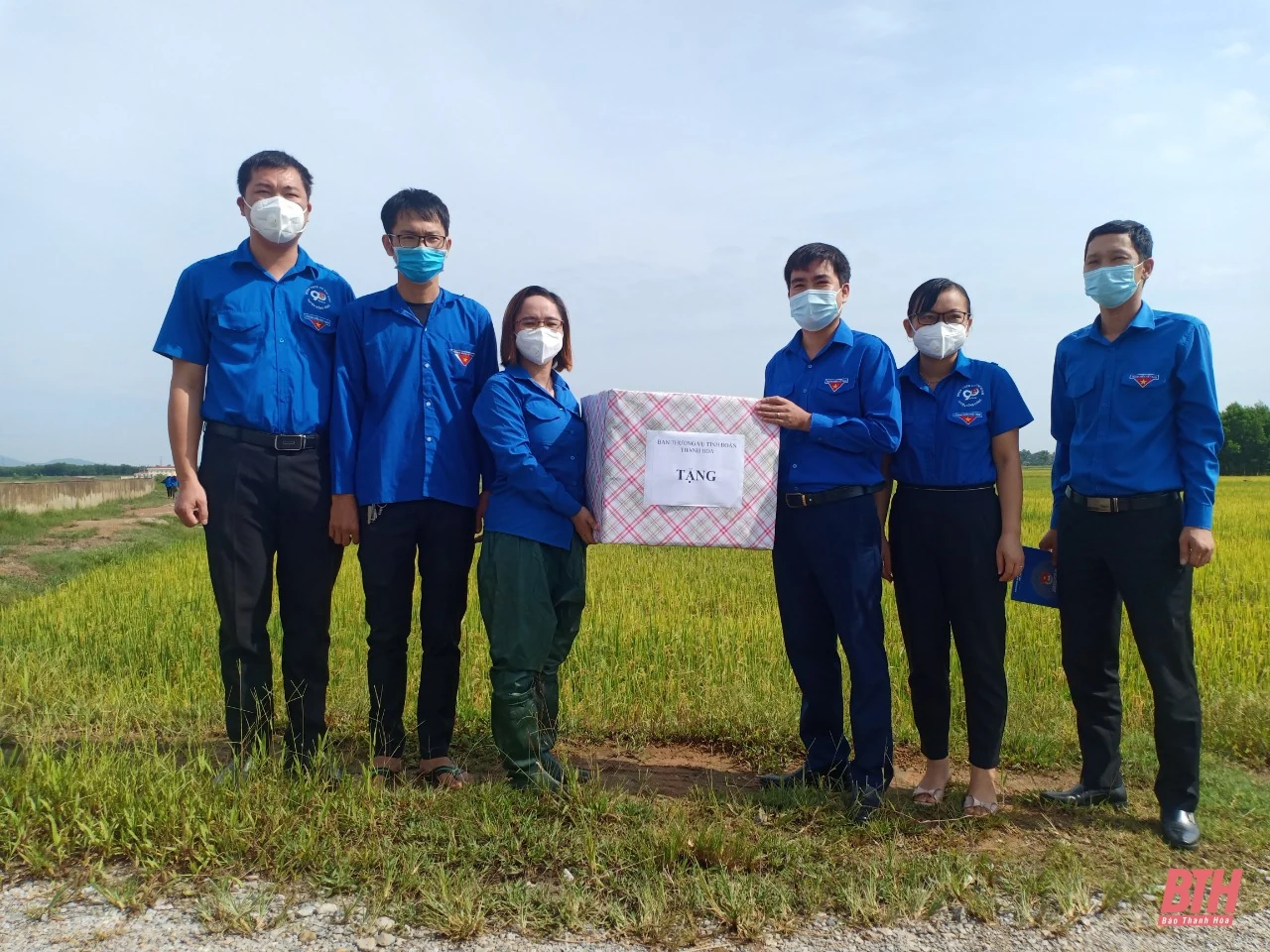 Bí thư Tỉnh đoàn tặng quà đoàn viên, thanh niên huyện Nông Cống tham gia phòng, chống dịch COVID-19