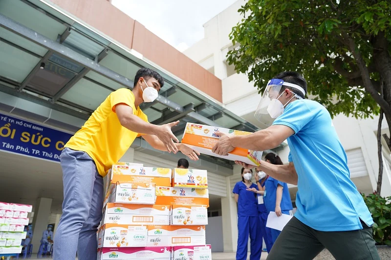 Vinamilk ủng hộ thêm 5 tỷ đồng sản phẩm và thiết bị y tế cho các trung tâm hồi sức tích cực và bệnh viện tuyến đầu
