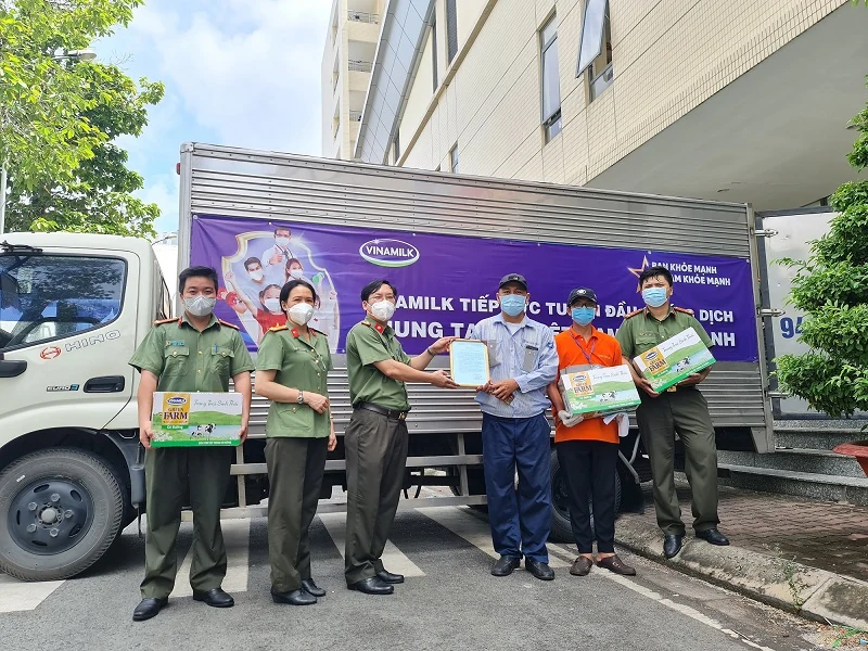 Vinamilk ủng hộ thêm 5 tỷ đồng sản phẩm và thiết bị y tế cho các trung tâm hồi sức tích cực và bệnh viện tuyến đầu