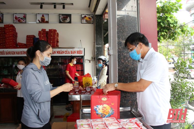 Các cơ sở bánh trung thu truyền thống linh hoạt sản xuất để phù hợp nhu cầu